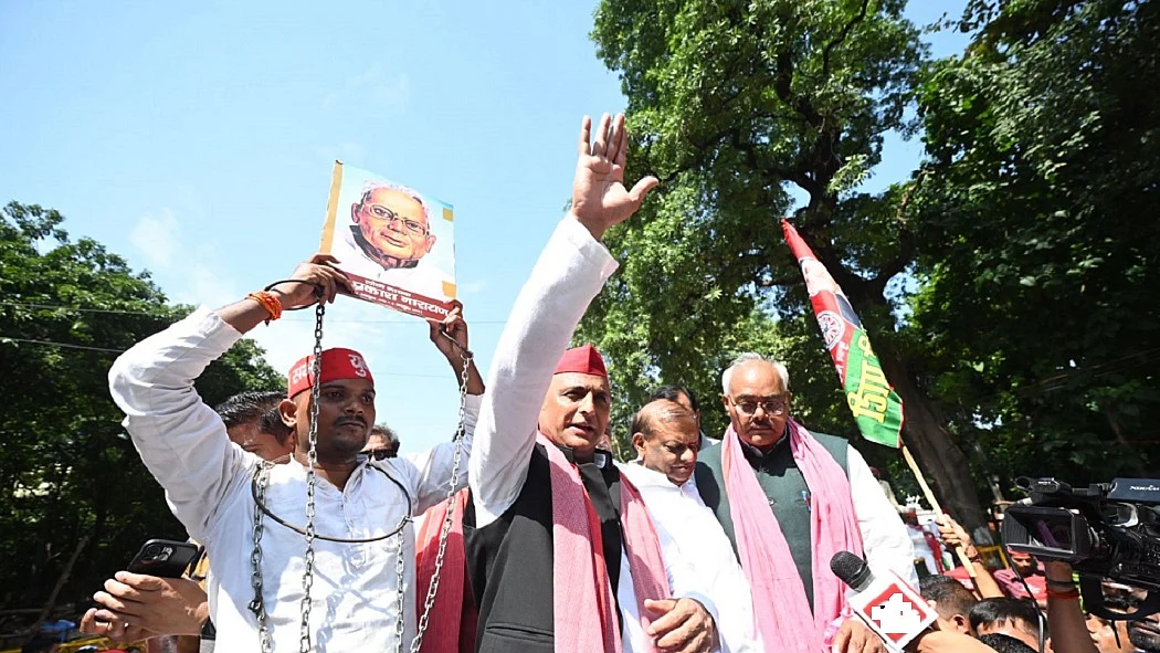 अखिलेश यादव बोले- BJP नेताओं का हाथ देखने पर विनाशकारी रेखाएं मिलेंगी
