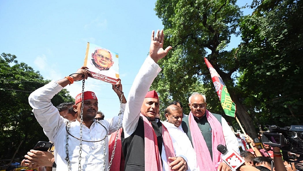 अखिलेश यादव बोले- BJP नेताओं का हाथ देखने पर विनाशकारी रेखाएं मिलेंगी