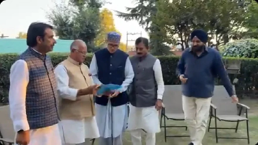 जम्मू-कश्मीर कांग्रेस विधायक दल की हुई बैठक, नेशनल कांफ्रेंस को बिना शर्त समर्थन देने का फैसला, सौंपा पत्र