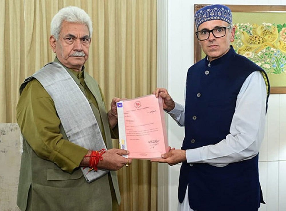 जम्मू-कश्मीरः उमर अब्दुल्ला ने सरकार बनाने का दावा पेश किया, LG को सौंपा गठबंधन दलों को समर्थन पत्र