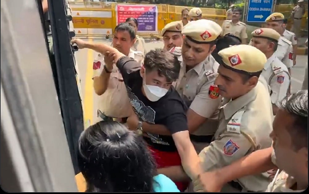 दिल्ली पुलिस ने लद्दाख भवन में प्रदर्शन कर रहे सोनम वांगचुक को हिरासत में लिया, 20 अन्य को भी थाने ले गई