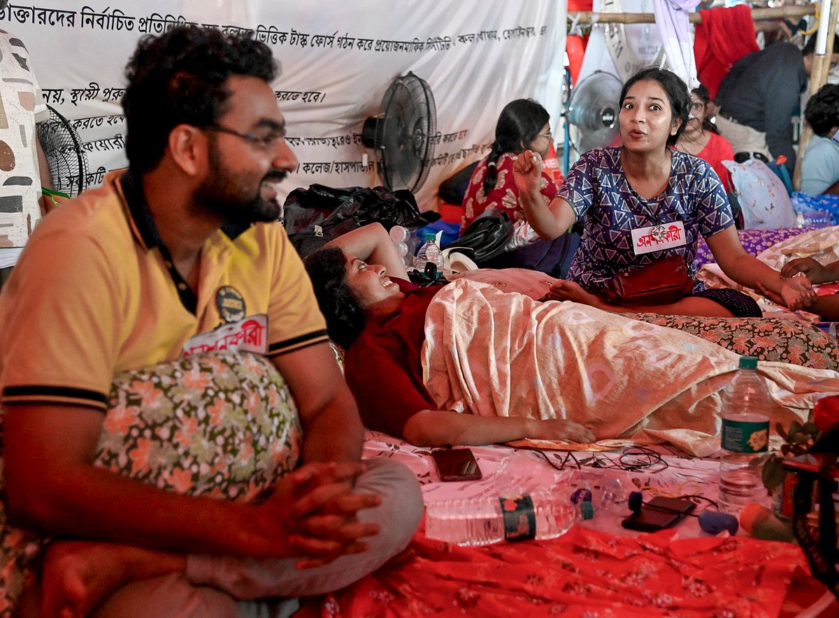 कोलकाता में आमरण अनशन कर रहे एक और डॉक्टर को अस्पताल में कराया भर्ती, न्याय के लिए कर रहे हैं प्रदर्शन