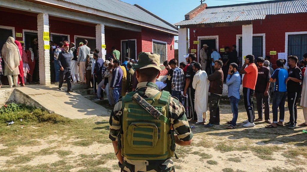 आकार पटेल का लेख: कश्मीर जैसे इलाकों में हिंसा का सबसे अच्छा जवाब स्वतंत्र चुनाव से लोकतंत्र बहाली