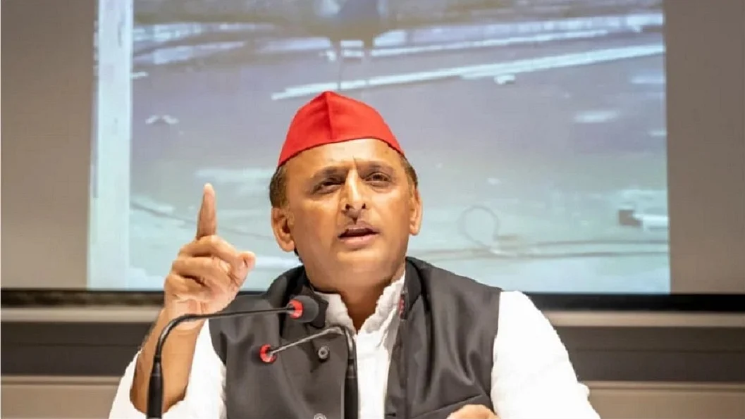 रक्षा अभियानों के सीधे प्रसारण पर भड़के अखिलेश यादव