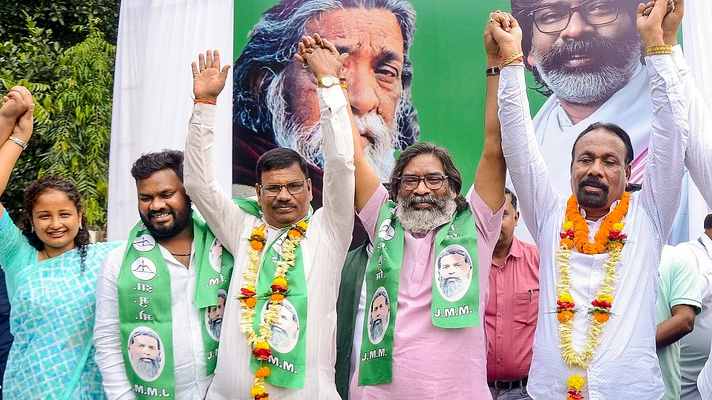 हेमंत सोरेन के नेतृत्व वाला गठबंधन झारखंड में सत्ता बरकरार रखने की ओर अग्रसर