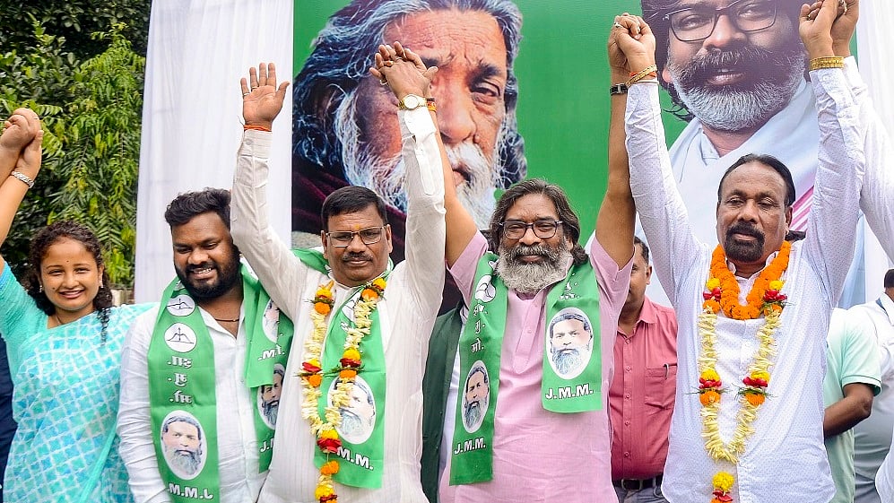 हेमंत सोरेन के नेतृत्व वाला गठबंधन झारखंड में सत्ता बरकरार रखने की ओर अग्रसर