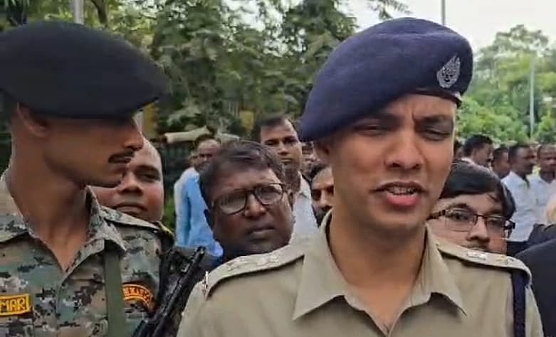 बिहार: गोपालगंज कोर्ट परिसर में फायरिंग, कुख्यात अपराधी विशाल सिंह सहित दो घायल