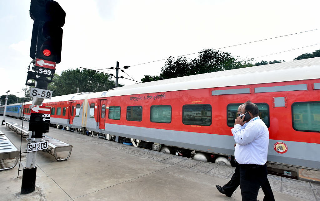 ट्रेन की एडवांस टिकट की बुकिंग के बदले नियम पर भड़के लोग, कहा- यात्रियों की होगी परेशानी, रेलवे को होगा घाटा