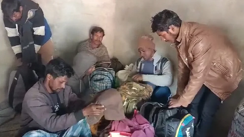 जम्मू-कश्मीरः गांदरबल में आतंकी हमले के बाद दहशत का माहौल, डर से घाटी छोड़ रहे प्रवासी मजदूर