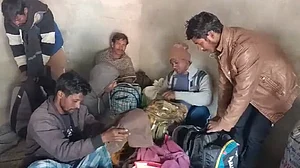 जम्मू-कश्मीरः गांदरबल में आतंकी हमले के बाद दहशत का माहौल, डर से घाटी छोड़ रहे प्रवासी मजदूर