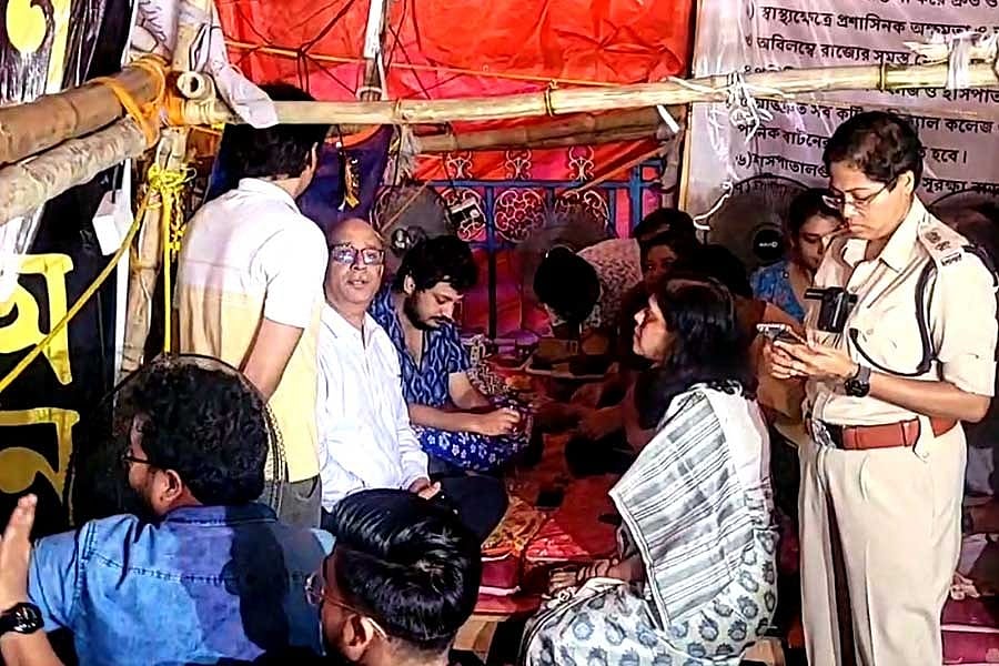 कोलकाता-रेप मर्डर केस: जूनियर डॉक्टरों का आमरण अनशन खत्म, जारी रहेगा आंदोलन