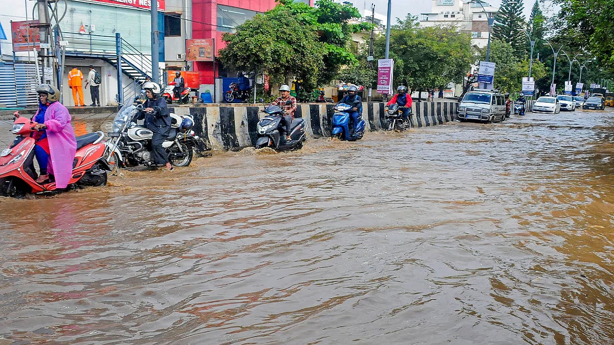 कर्नाटक: भारी बारिश से बेंगलुरु में बढ़ी लोगों की मुश्किलें, कई इलाकों में जलभराव