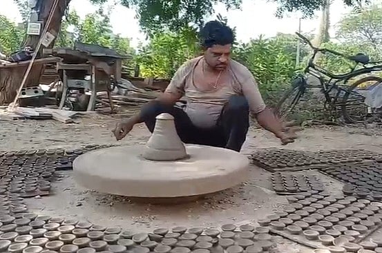 राजस्थान: इलेक्ट्रॉनिक आइटम की वजह से दीपक बनाने वाले कुम्हारों को हो रहा नुकसान, उठानी पड़ रही परेशानी