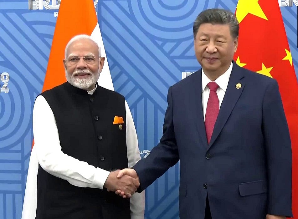 दुनियाः रूस में पीएम मोदी-जिनपिंग के बीच हुई द्विपक्षीय वार्ता और सूडान में मस्जिद पर हवाई हमले में 31 की मौत