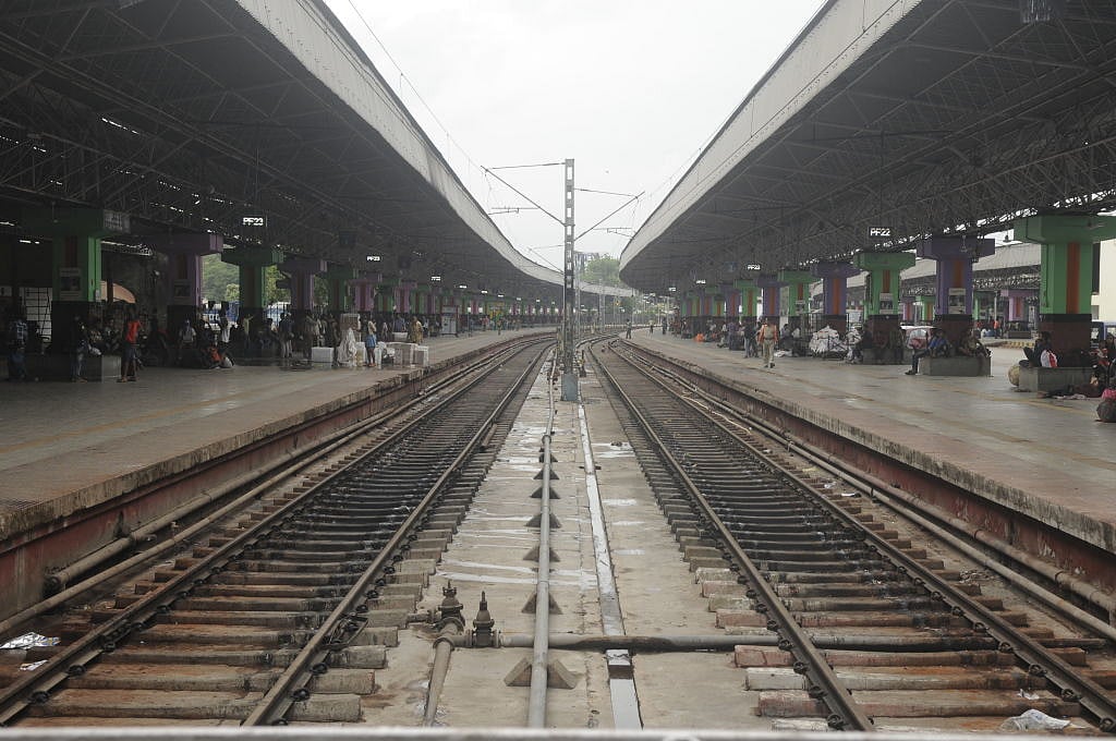 चक्रवात ‘दाना’: पूर्वी रेलवे के सियालदह मंडल की स्थानीय ट्रेन सेवाएं निरस्त, इतने घंटे तक रहेगा परिचालन बंद