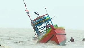 चक्रवाती तूफान ‘दाना’ ओडिशा के करीब पहुंचा , तटीय इलाकों में तेज हवाओं के साथ भारी बारिश जारी