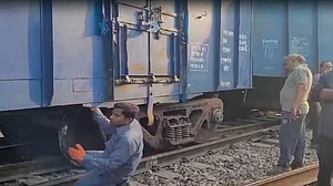 उत्तर प्रदेश में फिर रेल हादसा, सहारनपुर रेलवे स्टेशन के पास अनाज लदी मालगाड़ी के दो डिब्बे पटरी से उतरे