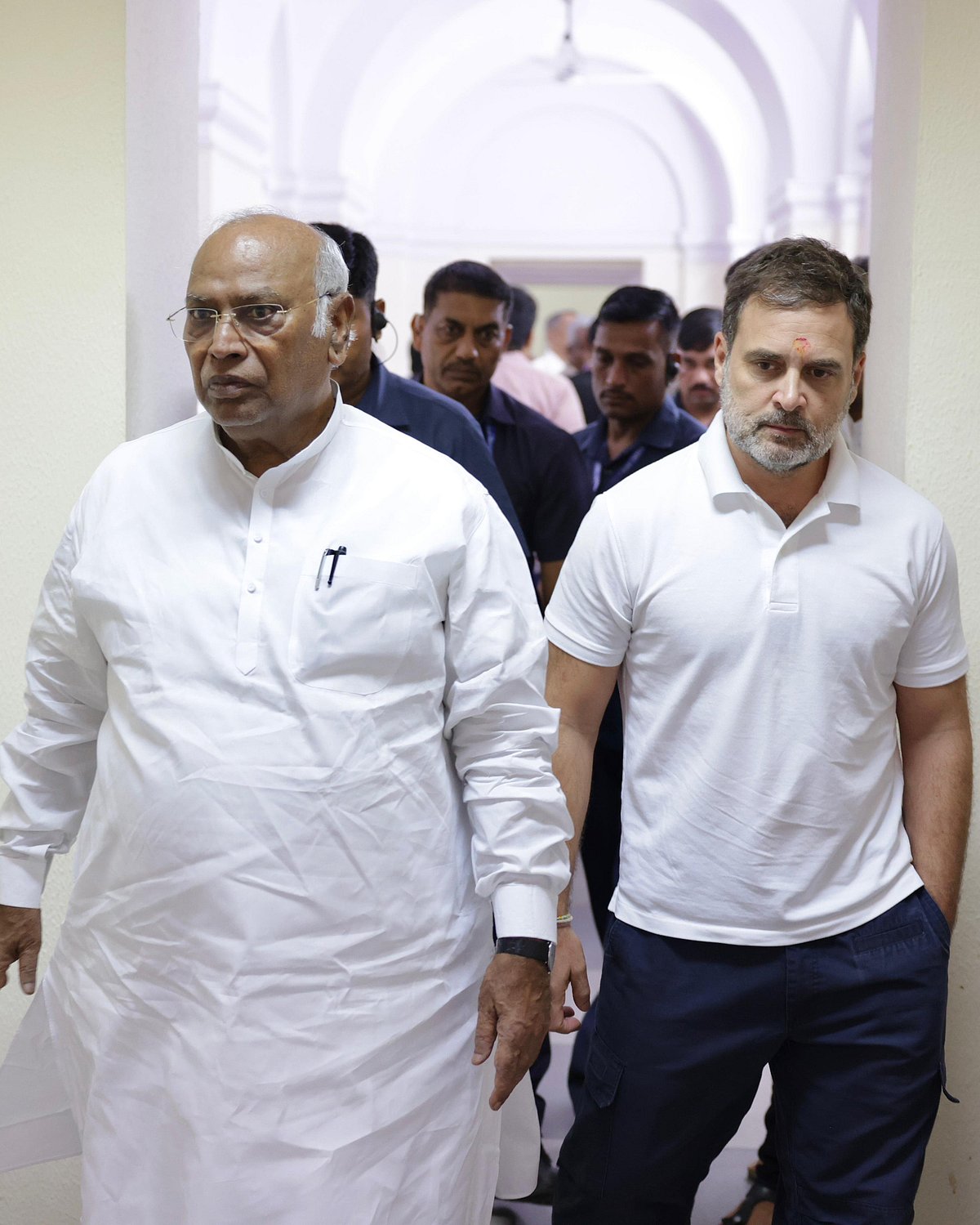 चक्रवात 'दाना' को खड़गे और राहुल गांधी ने बताया गंभीर प्राकृतिक आपदा, केंद्र सरकार से लगाई मदद की गुहार