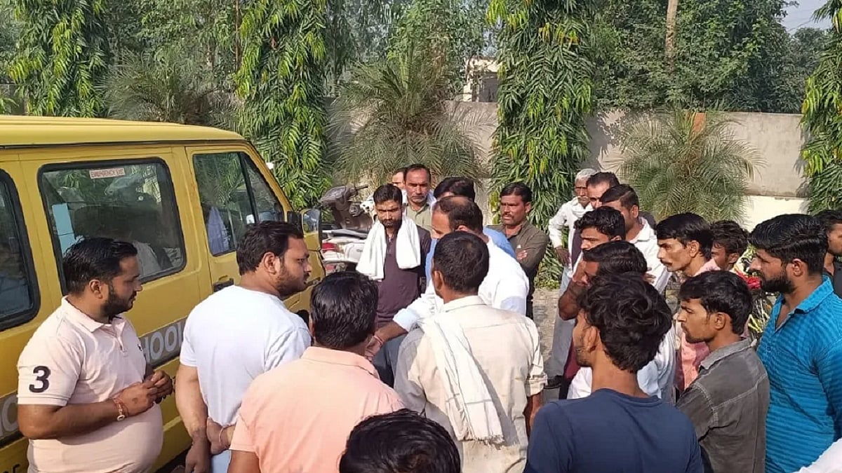 उत्तर प्रदेश: स्कूल वैन में जा रहे थे बच्चे, अचानक बदमाशों ने वैन पर बरसाईं ताबड़तोड़ गोलियां, मची चीख-पुकार