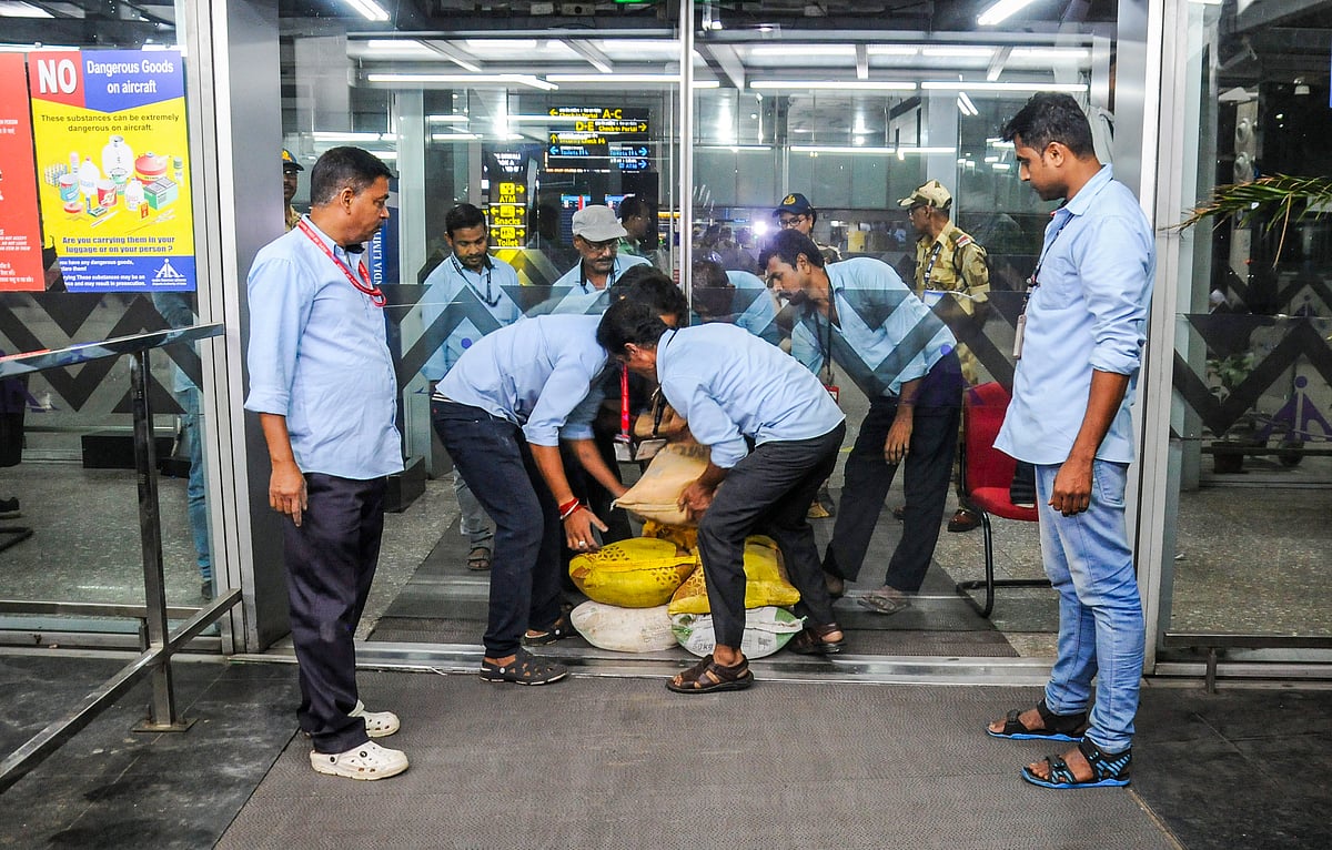 चक्रवात दाना: पश्चिम बंगाल में 15 घंटे बाद विमान सेवा बहाल, रेलवे को लेकर ये है जानकारी 