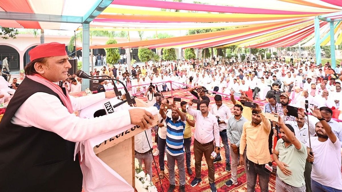 अखिलेश यादव करहल में चुनावी सभा को संबोधित करते हुए 