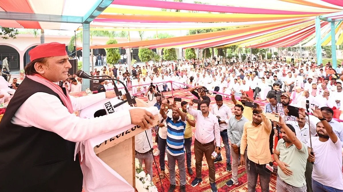 अखिलेश यादव करहल में चुनावी सभा को संबोधित करते हुए