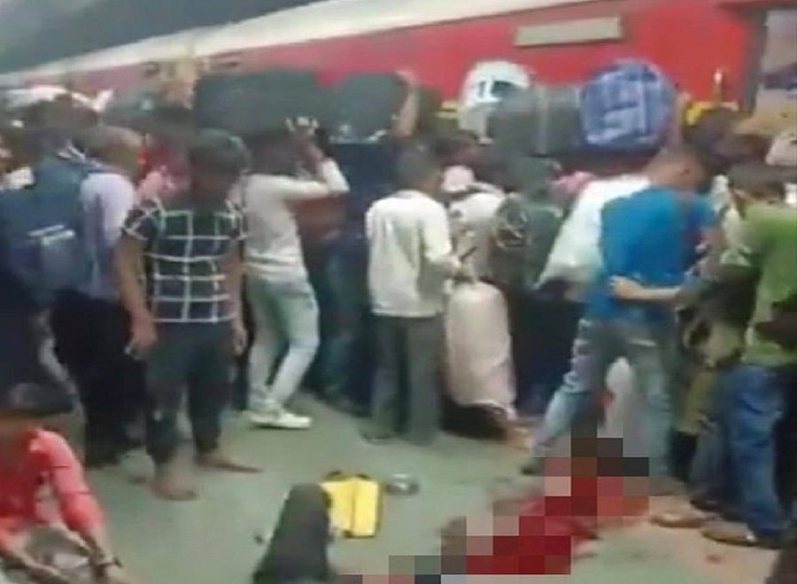 राहुल गांधी ने बांद्रा हादसे पर सरकार को घेरा, कहा- देश के ढहते बुनियादी ढांचे की कड़ी में सबसे ताजा उदाहरण