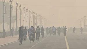 दिल्ली-NCR में आज भी बुरा हाल, AQI 400 के पार, कोहरे ने और बढ़ाई मुश्किलें