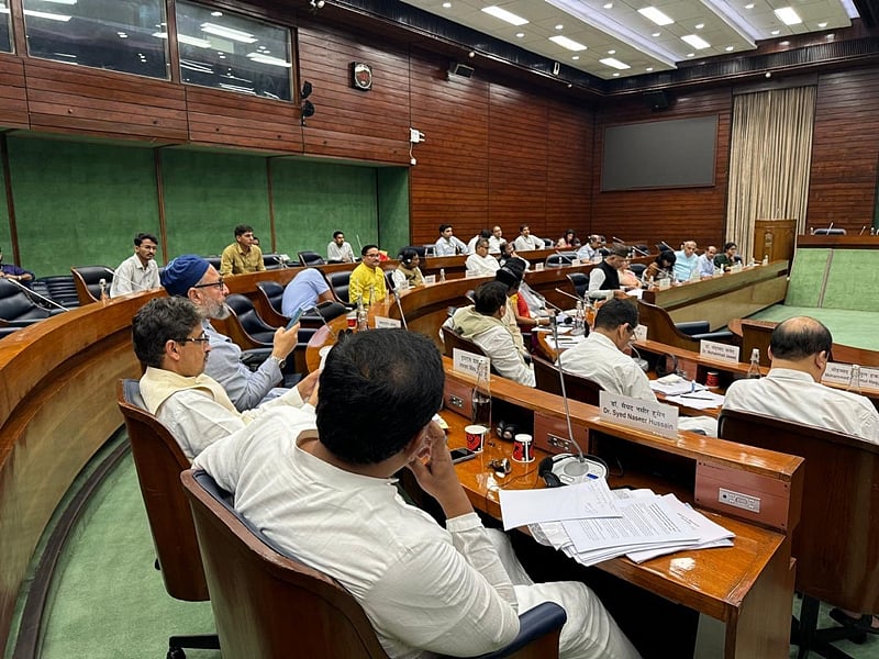 जेपीसी की बैठक में जोरदार हंगामा, विपक्षी दलों ने किया वॉकआउट, वैधता पर उठाया सवाल