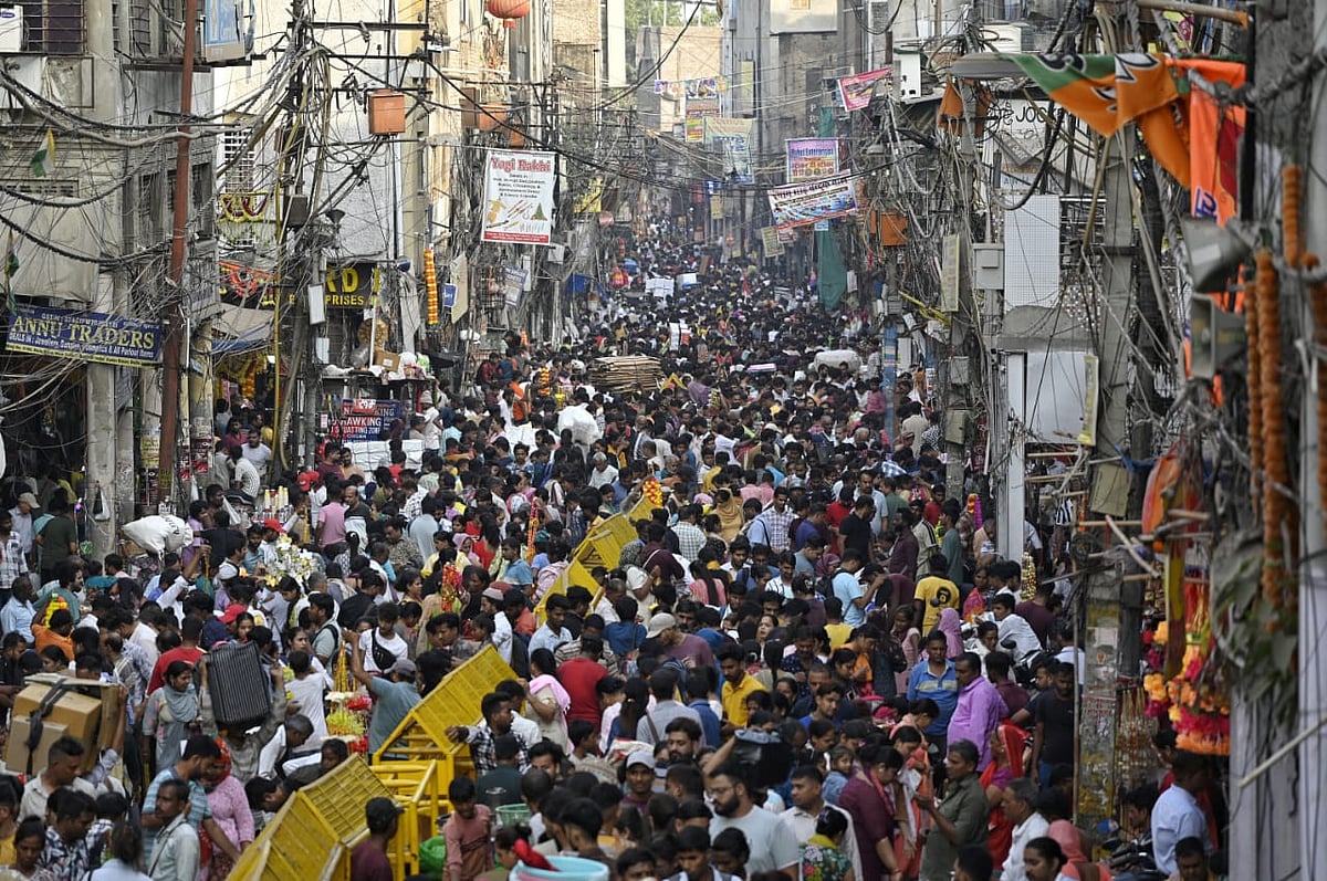 धनतेरस पर बाजारों में खरीदारी से लौटी रौनक, देश भर में 50 हजार करोड़ रुपये के खुदरा व्यापार का अनुमान