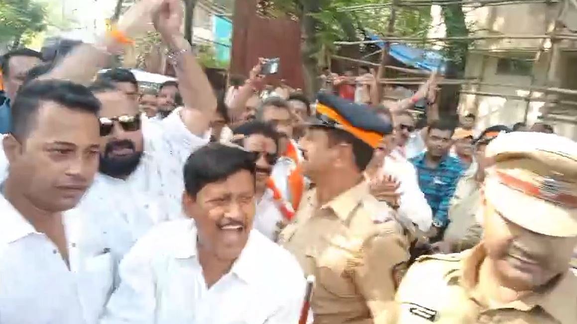 नारेबाजी करते जय उपाध्याय और गोपाल शेट्टी के कार्यकर्ता