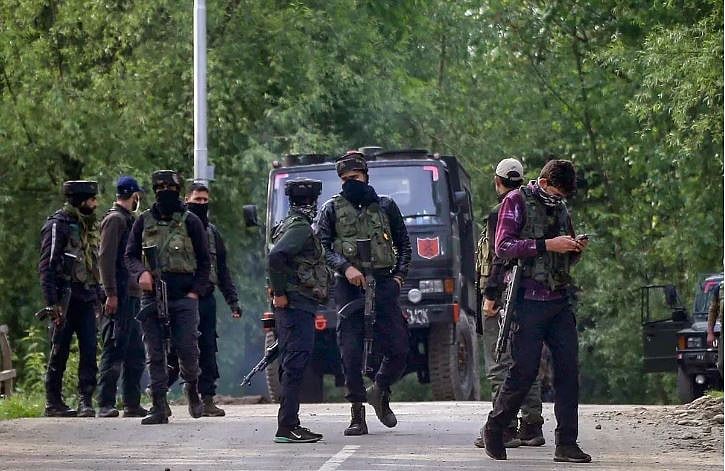 जम्मू-कश्मीर के अनंतनाग में मुठभेड़ में दो आतंकवादी मारे गए, अधिकारी ने बताया- अब भी अभियान जारी