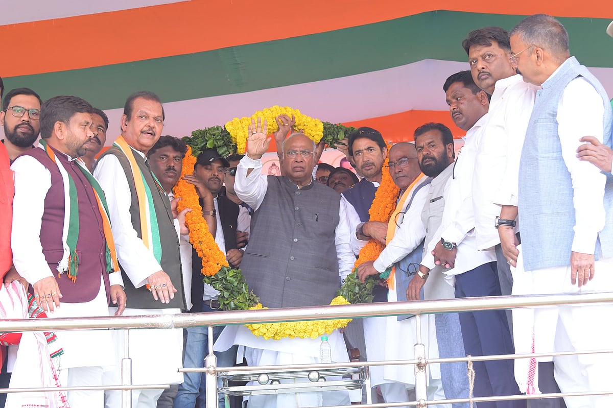 खड़गे ने पीएम मोदी और सीएम योगी पर साधा निशाना