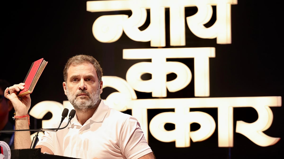 राहुल गांधी नागपुर में संविधान सम्मान सम्मेलन को संबोधित करते हुए