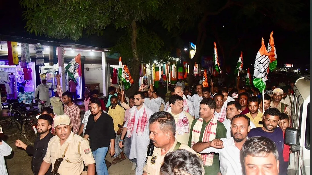 असम के सामागुरी में उपचुनाव के लिए प्रचार करते कांग्रेस कार्यकर्ता