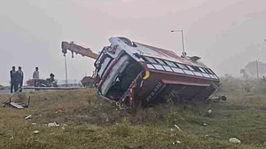 यूपी के फिरोजाबाद में भीषण सड़क हादसा, मजदूरों से भरी डबल डेकर बस पलटी, 20 से ज्यादा घायल