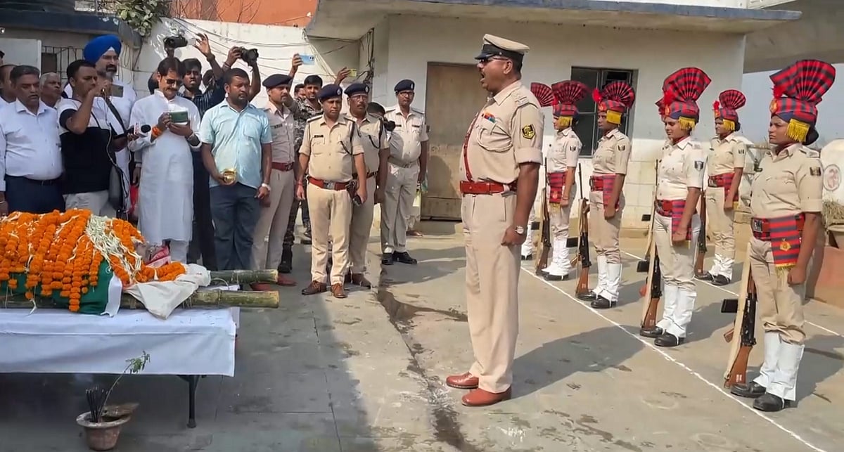 पटना: पंचतत्व में विलीन हुईं ‘बिहार कोकिला’ शारदा सिन्हा, राजकीय सम्मान के साथ किया गया अंतिम संस्कार