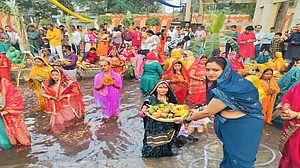 बिहार: उदीयमान भगवान भास्कर को अर्घ्य देने के साथ ही महापर्व छठ संपन्न, सुबह-ुसबह छठ घाटों पर उमड़ा जनसैलाब