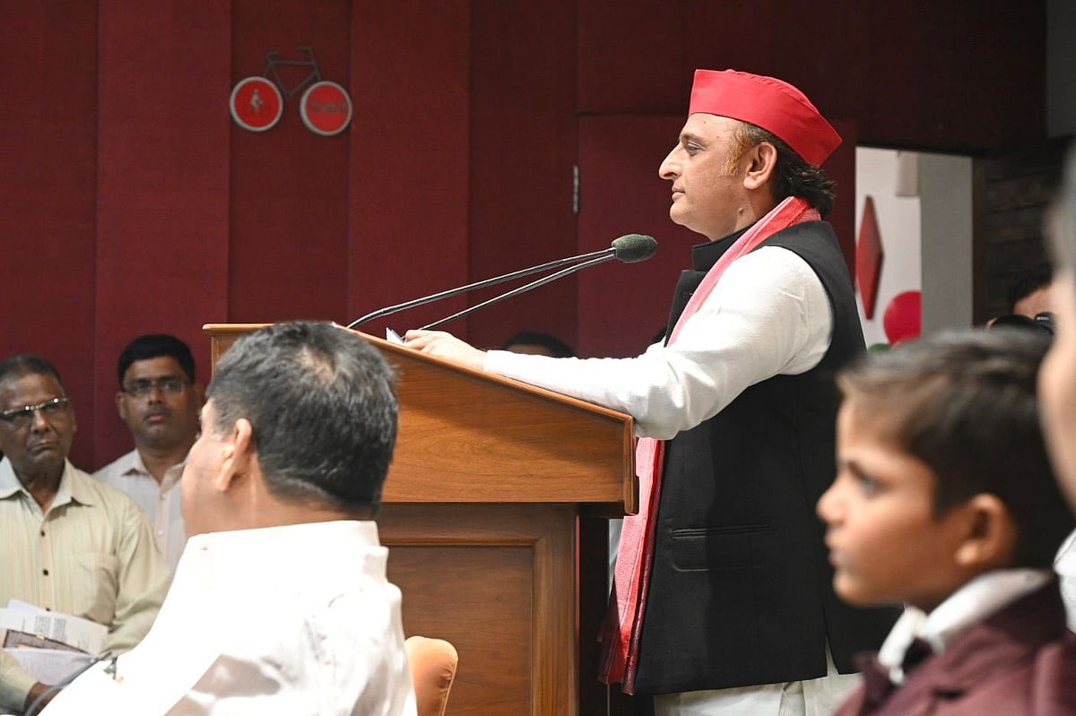 उत्तर प्रदेश: अखिलेश यादव का सीएम योगी पर तंज- सिर्फ कपड़ों से कोई योगी नहीं बनता
