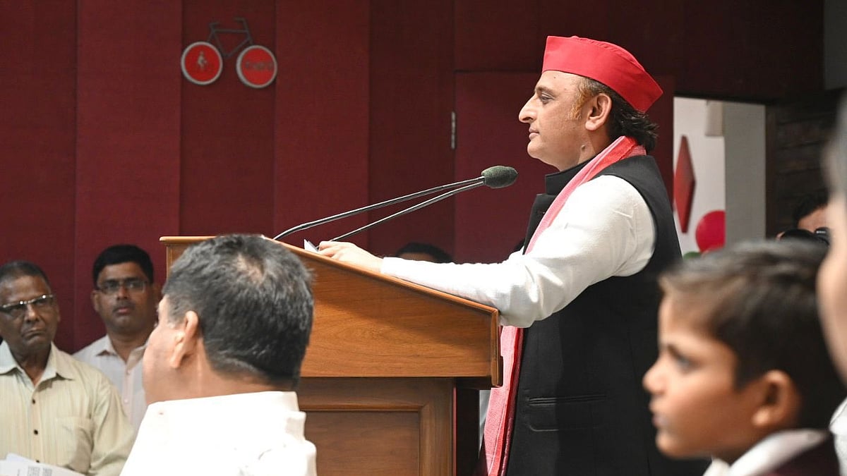 सिर्फ कपड़ों से कोई योगी नहीं बनता: अखिलेश यादव