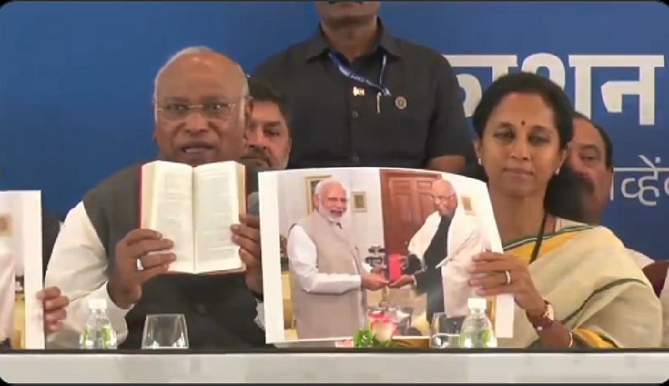 मोदी ने भी रामनाथ कोविंद को दी थी संविधान की ‘लाल किताब’, अब ‘शहरी नक्सलवाद’ से कर रहे तुलना, खड़गे ने खोली पोल