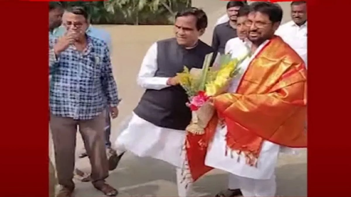 महाराष्ट्र: बीजेपी नेता दानवे ने तस्वीर खिंचवाते समय व्यक्ति को मारी लात, देखें वीडियो वायरल
