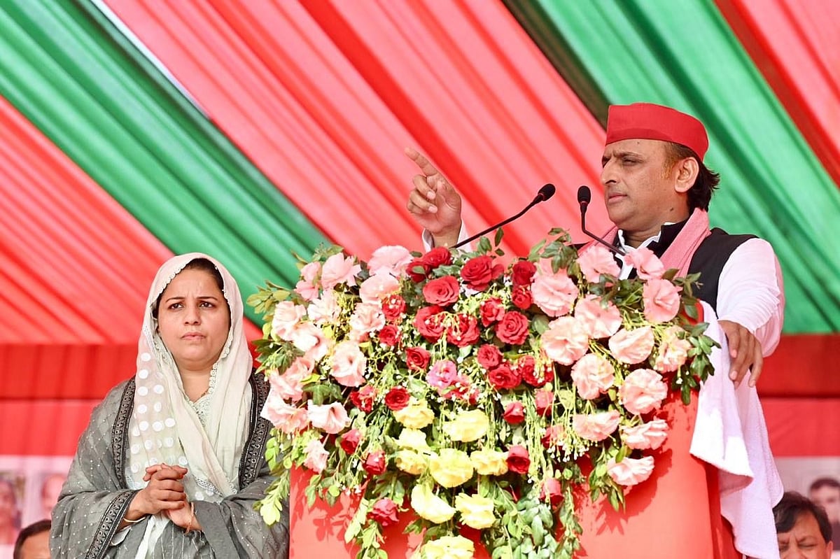 अखिलेश यादव यूपी के सीसामऊ में चुनाव प्रचार के दौरान एक जनसभा को संबोधित करते हुए