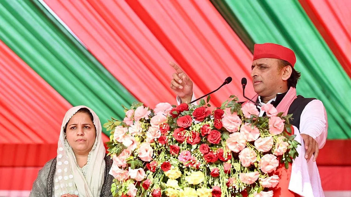 अखिलेश यादव यूपी के सीसामऊ में चुनाव प्रचार के दौरान एक जनसभा को संबोधित करते हुए