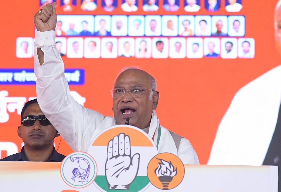 'मोदी सरकार ने ‘लोकतंत्र की जननी’ का गला घोंटा, BJP-RSS की ‘कायरता’ खुलकर सामने आई', खड़गे का आरोप