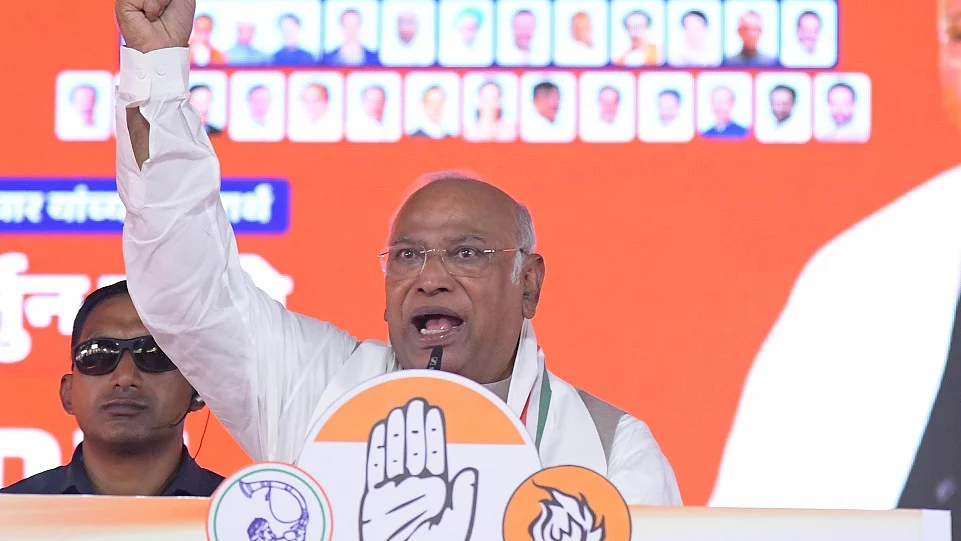 'मोदी सरकार ने ‘लोकतंत्र की जननी’ का गला घोंटा, BJP-RSS की ‘कायरता’ खुलकर सामने आई', खड़गे का आरोप
