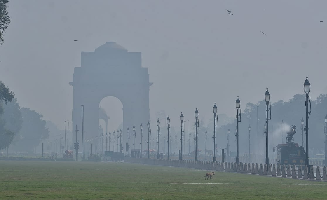 दिल्ली-एनसीआर में छाई स्मॉग की चादर, पारे में भी आई गिरावट, रफ्तार पर लगी ब्रेक
