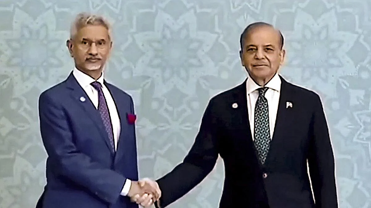पाकिस्तान में हाल में हुई एससीओ बैठक में शामिल होने गए विदेश मंत्री एस जयशंकर पाकिस्तान के प्रधानमंत्री शाहबाज शरीफ के साथ (फोटो - पीटीआई)
