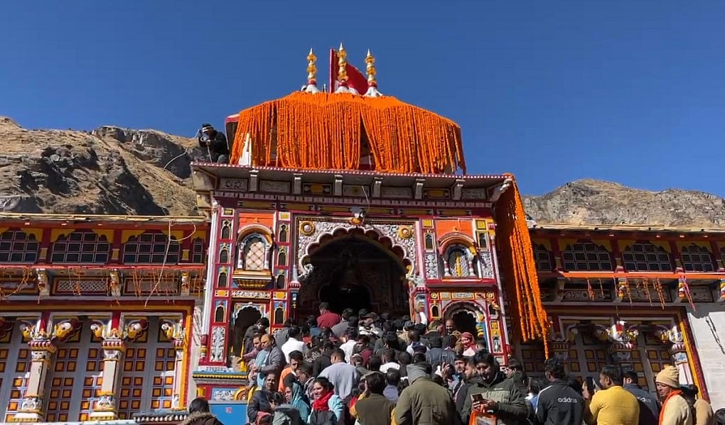 शीतकाल के लिए आज रात बंद होंगे बद्रीनाथ मंदिर के कपाट, उत्तराखंड में इस साल की चारधाम यात्रा भी समाप्त