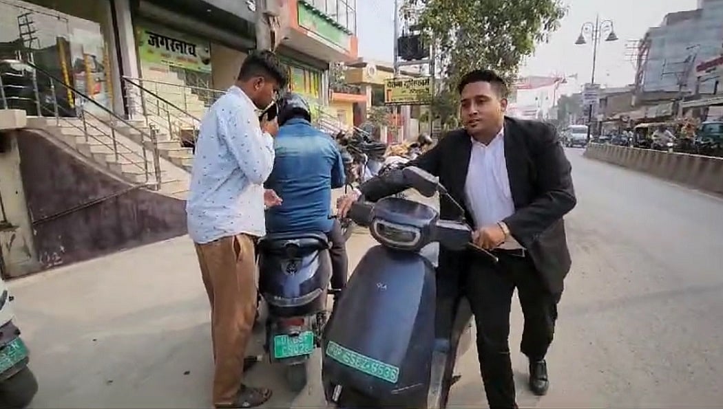 अर्थजगतः खत्म नहीं हो रहा ओला इलेक्ट्रिक के ग्राहकों का संकट और बाजार में गिरावट जारी, सेंसेक्स 241 अंक टूटा